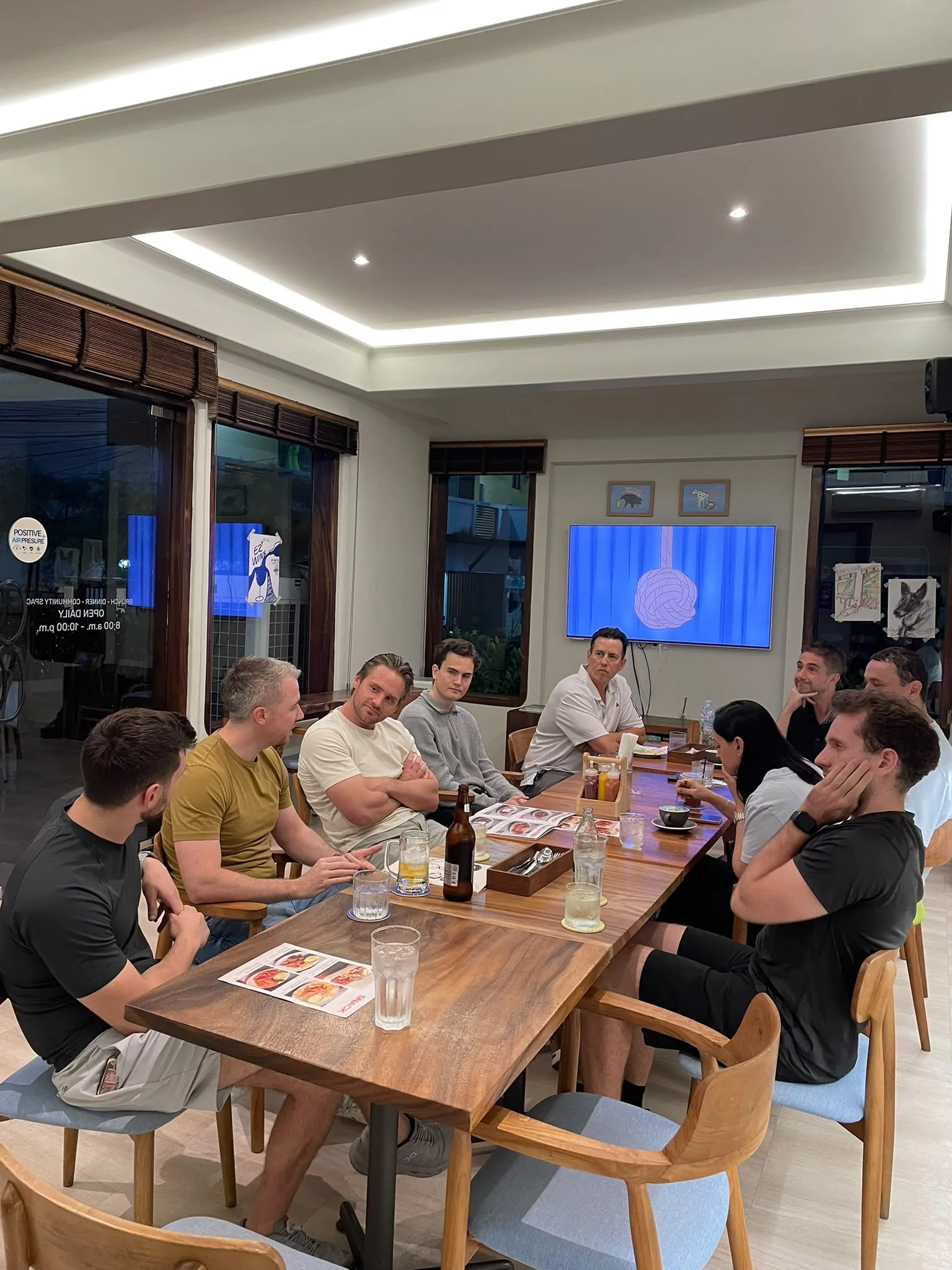 Ecommerce sellers exchanging insights around a dinner table in Chiang Mai