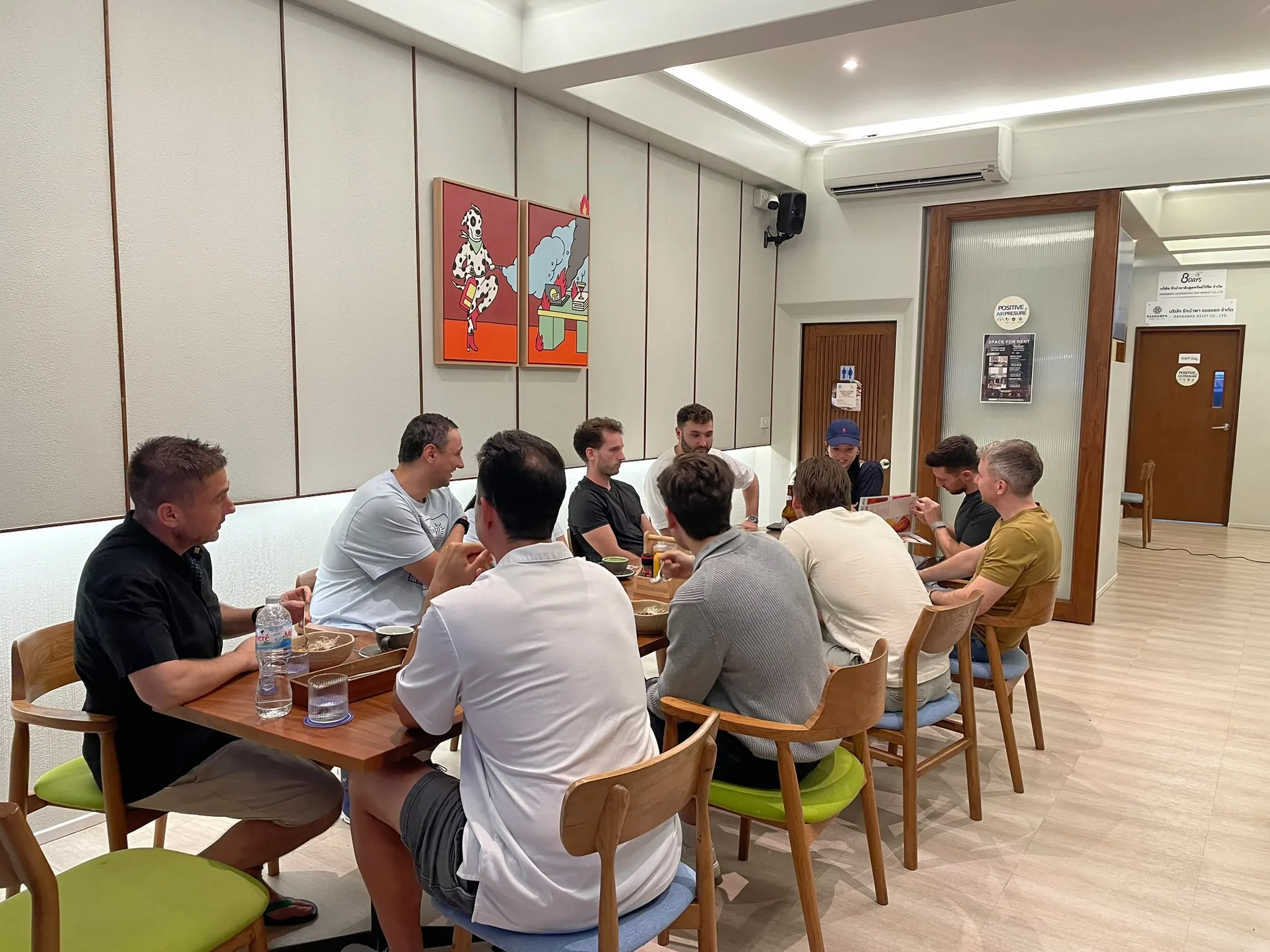 Established ecommerce business owners in conversation at the Advanced Sellers Dinner