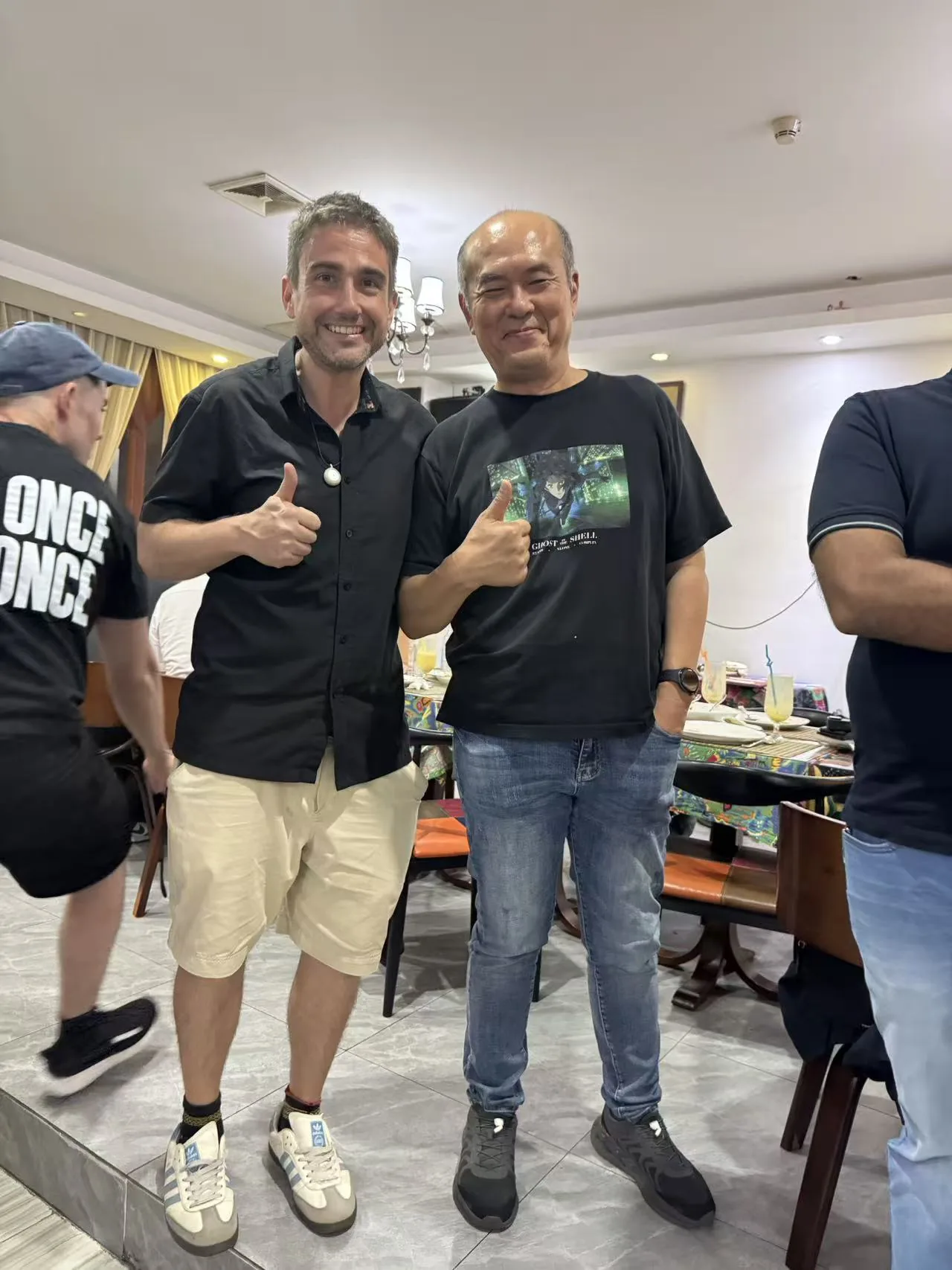 Two attendees giving a thumbs up at the Shenzhen cross border dinner